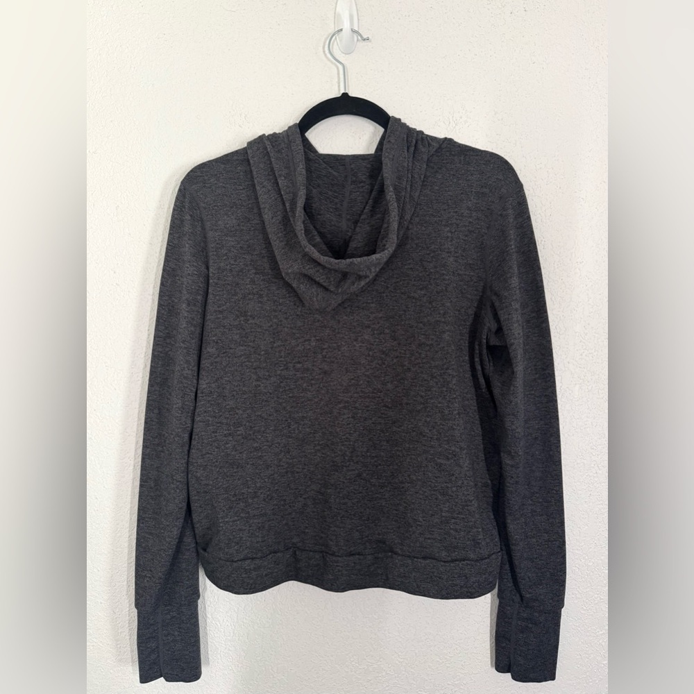 Vuori Halo Essentials Cropped Hoodie Sweater in Charcoal Heather Medium - Picture 4 of 5